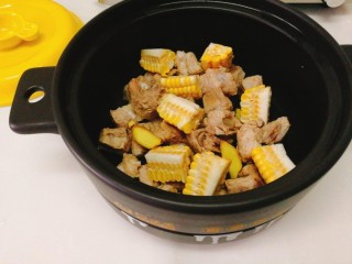 椰肉玉米排骨汤,准备一口砂锅，将排骨，玉米，姜片放入砂锅里