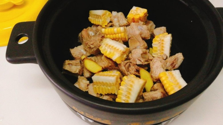 椰肉玉米排骨汤,准备一口砂锅，将排骨，玉米，姜片放入砂锅里