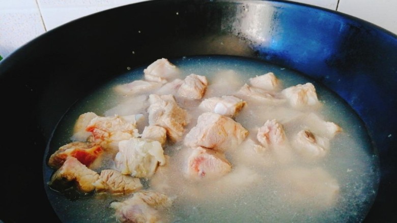 椰肉玉米排骨汤,用开水焯一遍，去除血沫，再用温水冲一遍