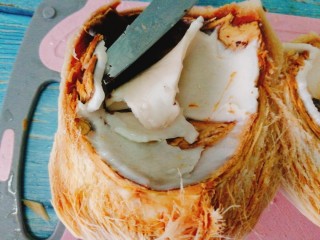 椰肉玉米排骨汤,小心的用小刀将椰肉慢慢挖下来