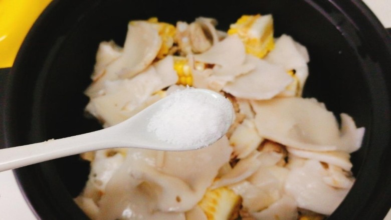椰肉玉米排骨汤,再继续加入椰肉，适量盐