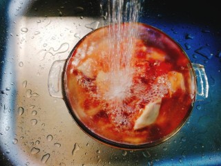 椰肉玉米排骨汤,冲洗干净，洗掉血水。