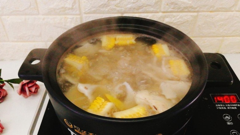 椰肉玉米排骨汤,大约还剩下半小时左右的时间，炖到排骨软烂