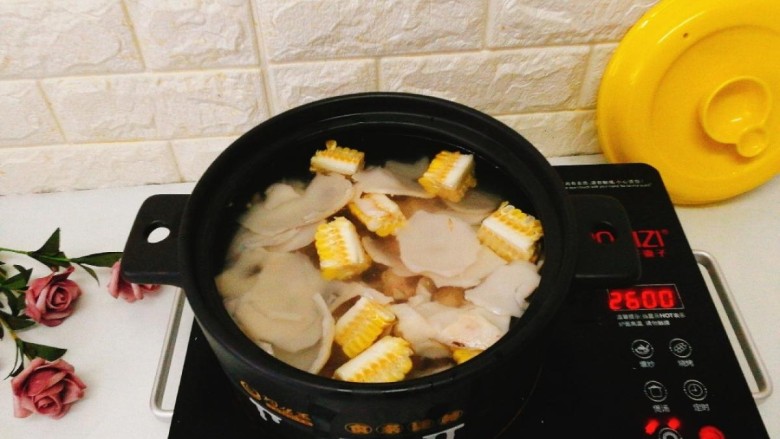 椰肉玉米排骨汤,全部弄好后，转入电陶炉。