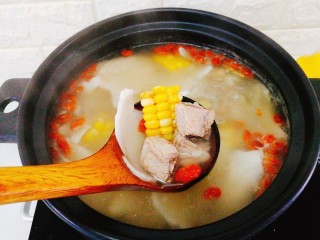 椰肉玉米排骨汤,非常赞的椰肉玉米排骨汤就完成了，淡淡的奶香味。