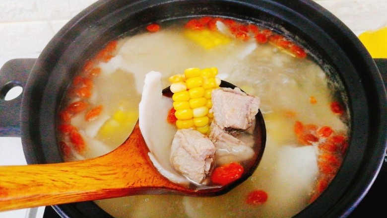 椰肉玉米排骨汤,非常赞的椰肉玉米排骨汤就完成了，淡淡的奶香味。