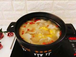 椰肉玉米排骨汤,最后还剩下10几分钟时，加入适量枸杞子。