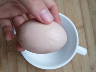 核桃奶蒸蛋,取一枚鸡蛋，一枚鸡蛋大概是45克。
