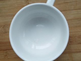 核桃奶蒸蛋,取一个干净的碗，放置案板上备用。。
