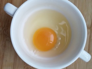 核桃奶蒸蛋,将鸡蛋倒入碗中。