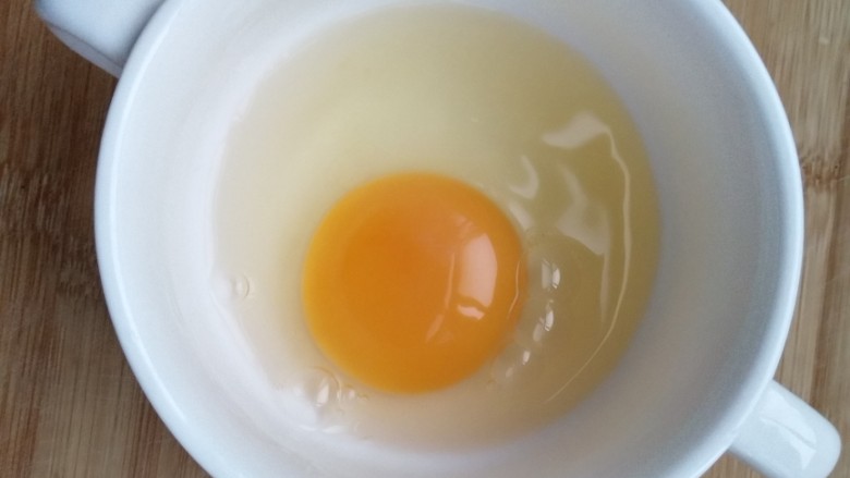 核桃奶蒸蛋,将鸡蛋倒入碗中。