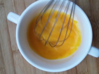 核桃奶蒸蛋,借助打蛋器将鸡蛋打散。