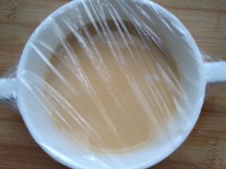 核桃奶蒸蛋,取出保鲜膜，将保鲜膜盖在碗上。