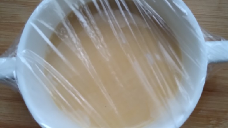 核桃奶蒸蛋,取出保鲜膜，将保鲜膜盖在碗上。
