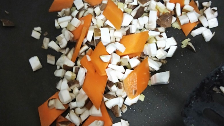 上汤夜来香(纯素低脂）,放入香菇粒和胡萝卜片炒香。
