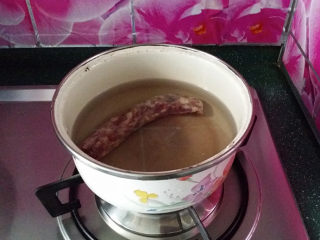 苜蓿香肠百叶卷,香肠洗净放入冷水锅、加盖煮熟