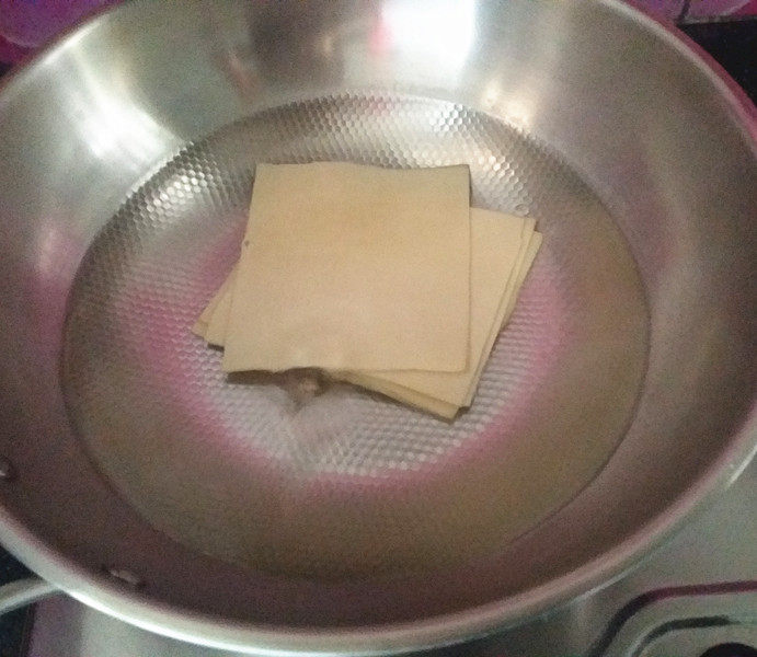 苜蓿香肠百叶卷,炒锅水开加点食盐、放入切好的豆皮焯烫去除豆腥味后捞出
