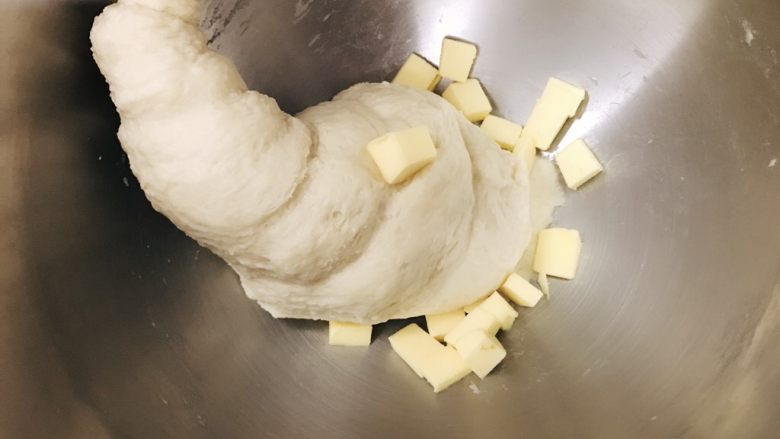 肉松小面包,揉至可以拉出粗略的膜时加黄油