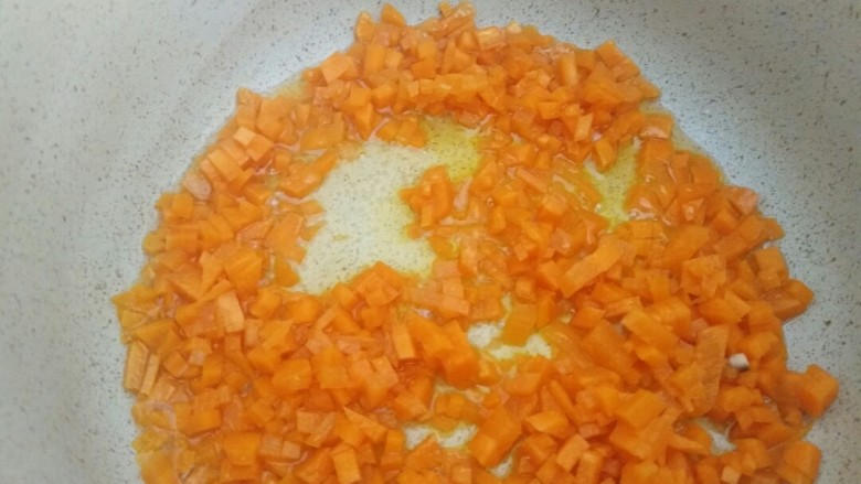 你好，彩虹杂蔬饭,锅内放油烧热放入胡萝卜小火煸炒2分钟，加入适量盐即可。