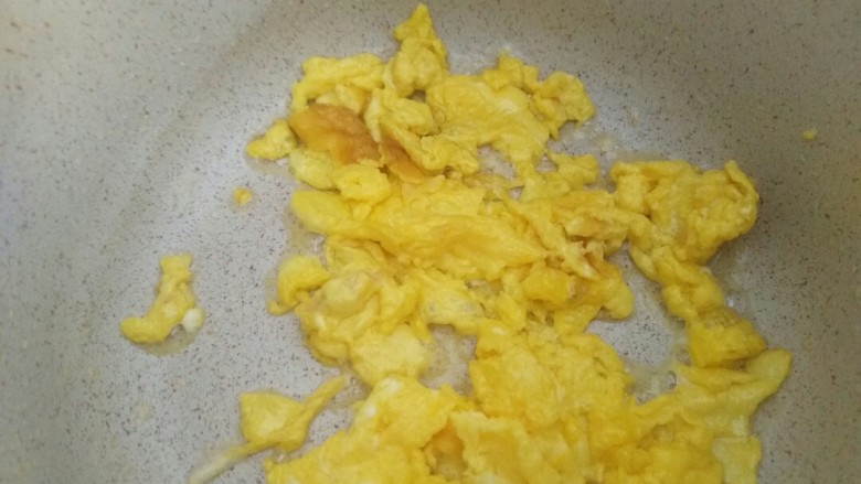 你好，彩虹杂蔬饭,接着再次把锅烧热放少许油将蛋黄炒成蛋黄碎。 