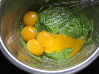 菠菜蛋糕卷,鸡蛋蛋清和蛋黄分离，蛋黄加入面糊中，蛋清装入一个无油无水的容器中。鸡蛋至少提前在冰箱先冷藏3小时。