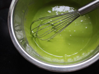 菠菜蛋糕卷,用手动打蛋器划十字方式把面糊搅匀。最后的面糊是光滑均匀细腻的面糊。