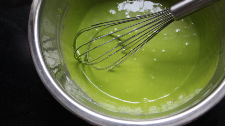 菠菜蛋糕卷,用手动打蛋器划十字方式把面糊搅匀。最后的面糊是光滑均匀细腻的面糊。