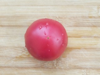 国民下饭菜――西红柿炒蛋的完美做法,西红柿洗净。