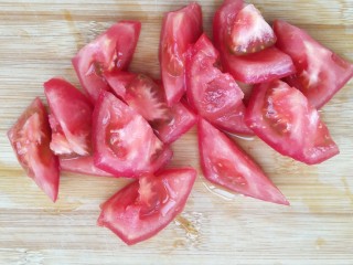 国民下饭菜――西红柿炒蛋的完美做法,切块。