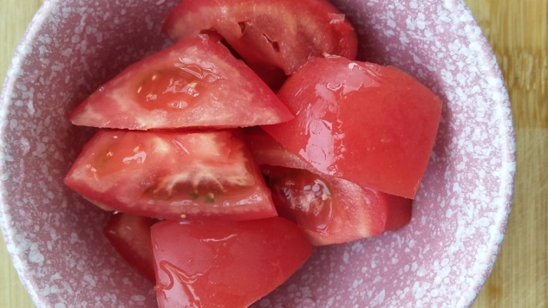 国民下饭菜――西红柿炒蛋的完美做法,放置备用。