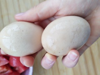 国民下饭菜――西红柿炒蛋的完美做法,准备两枚鸡蛋。