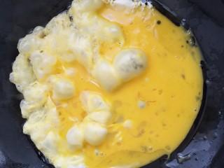 国民下饭菜――西红柿炒蛋的完美做法,油热后加入鸡蛋。