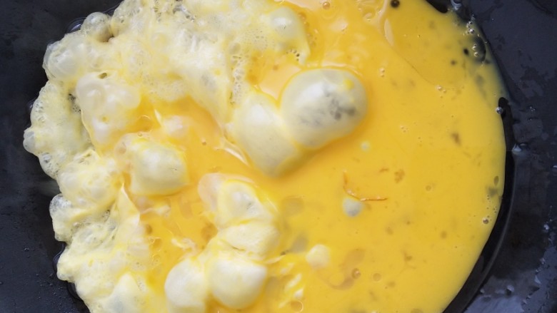 国民下饭菜――西红柿炒蛋的完美做法,油热后加入鸡蛋。