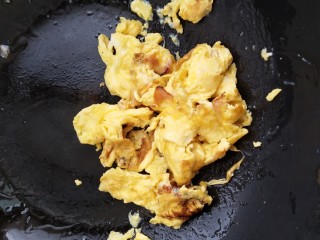 国民下饭菜――西红柿炒蛋的完美做法,鸡蛋熟后盛出，记住鸡蛋不宜太老，否则影响口感。