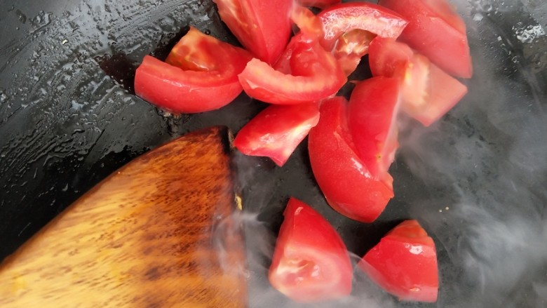 国民下饭菜――西红柿炒蛋的完美做法,放入切好的西红柿。