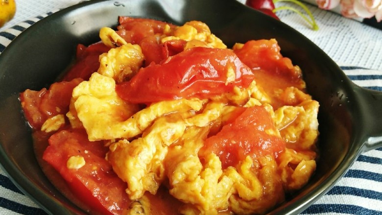 国民下饭菜――西红柿炒蛋的完美做法,装盘上桌。