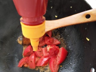 国民下饭菜――西红柿炒蛋的完美做法,加入适量番茄酱。
