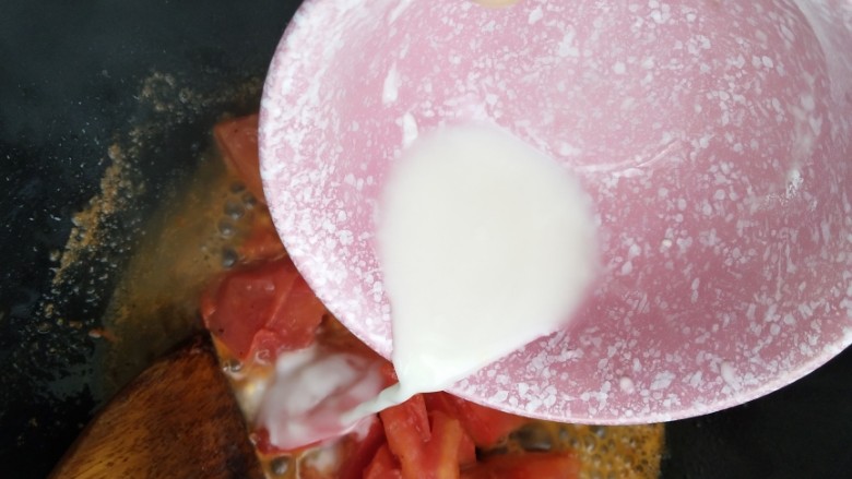 国民下饭菜――西红柿炒蛋的完美做法,加入适量水淀粉。