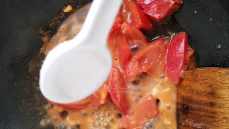 国民下饭菜――西红柿炒蛋的完美做法,放入半勺盐。