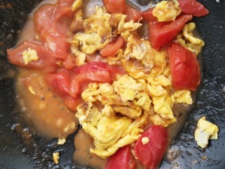 国民下饭菜――西红柿炒蛋的完美做法,加入炒好的鸡蛋翻炒一下即可。