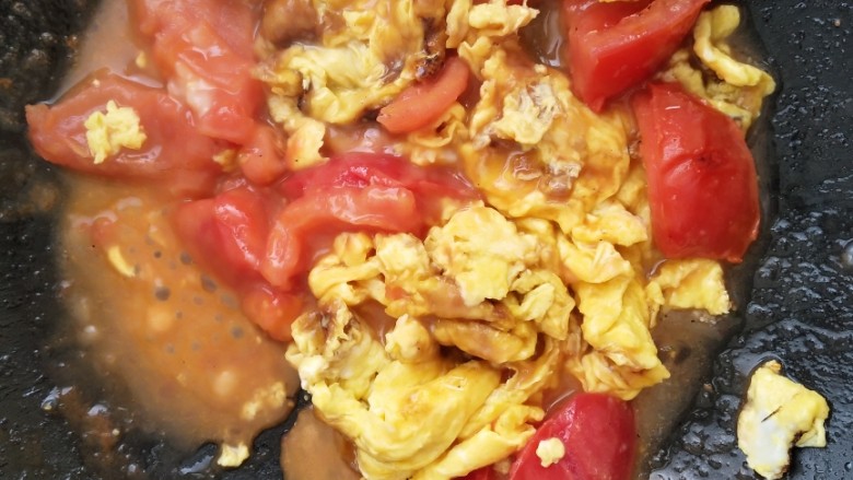 国民下饭菜――西红柿炒蛋的完美做法,加入炒好的鸡蛋翻炒一下即可。