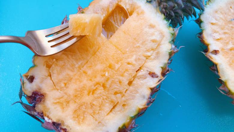 【宝宝营养餐】菠萝饭,用刀把菠萝的肉切一块一块，注意不要把底部切到，取出菠萝肉；