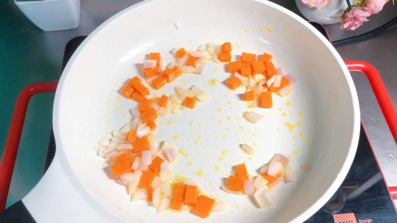【宝宝营养餐】菠萝饭,另起锅，倒入核桃油，把胡萝卜和洋葱倒入翻炒2分钟；