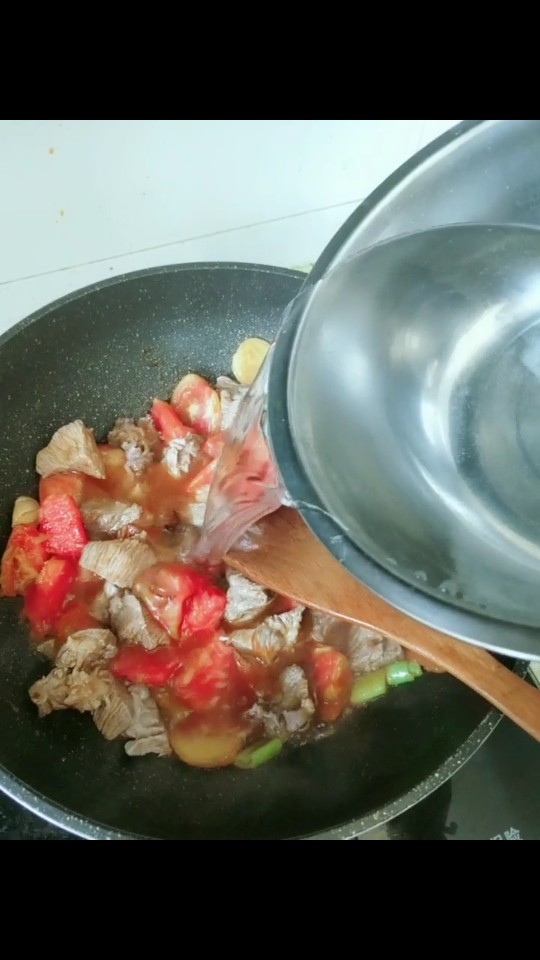 西红柿🍅牛腩饭,加入热水