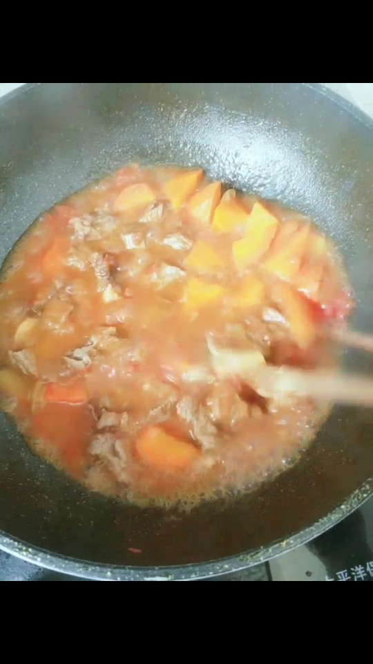 西红柿🍅牛腩饭,炖到收汤的时候再加入盐！