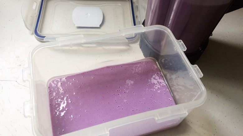 紫薯凉糕,这个粉浆不太容易蒸熟，所以我们分成三次来蒸制，先倒三分之一到容器里