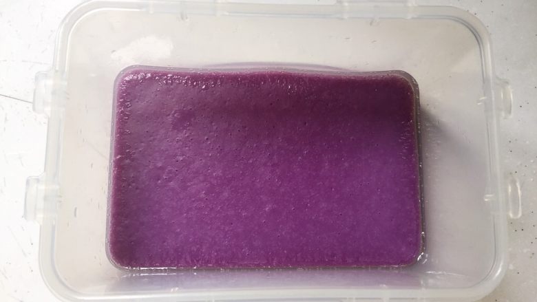 紫薯凉糕,凝固就是这样的，如果还没凝固就稍微再多几分钟，等凝固后再进行下一步