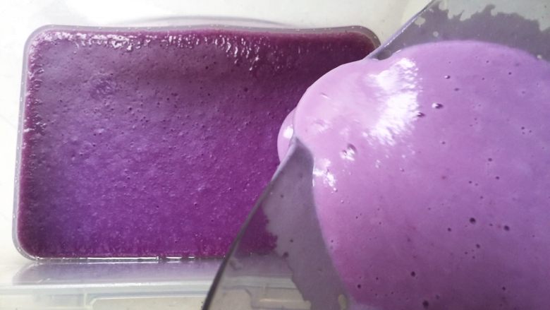 紫薯凉糕,再倒三分之一蒸十分钟，凝固后倒入剩下的全部，蒸15分钟