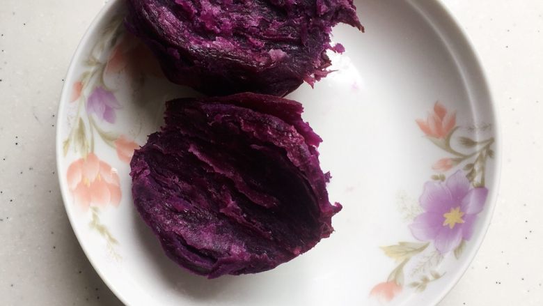 紫薯凉糕,先把紫薯蒸熟