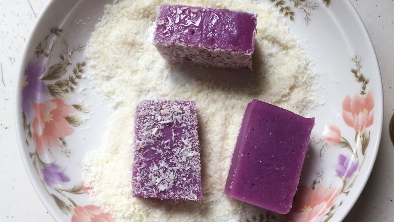 紫薯凉糕,蒸熟后放凉入冰箱冷藏，等彻底变冰凉了，取出切块，再滚上椰蓉